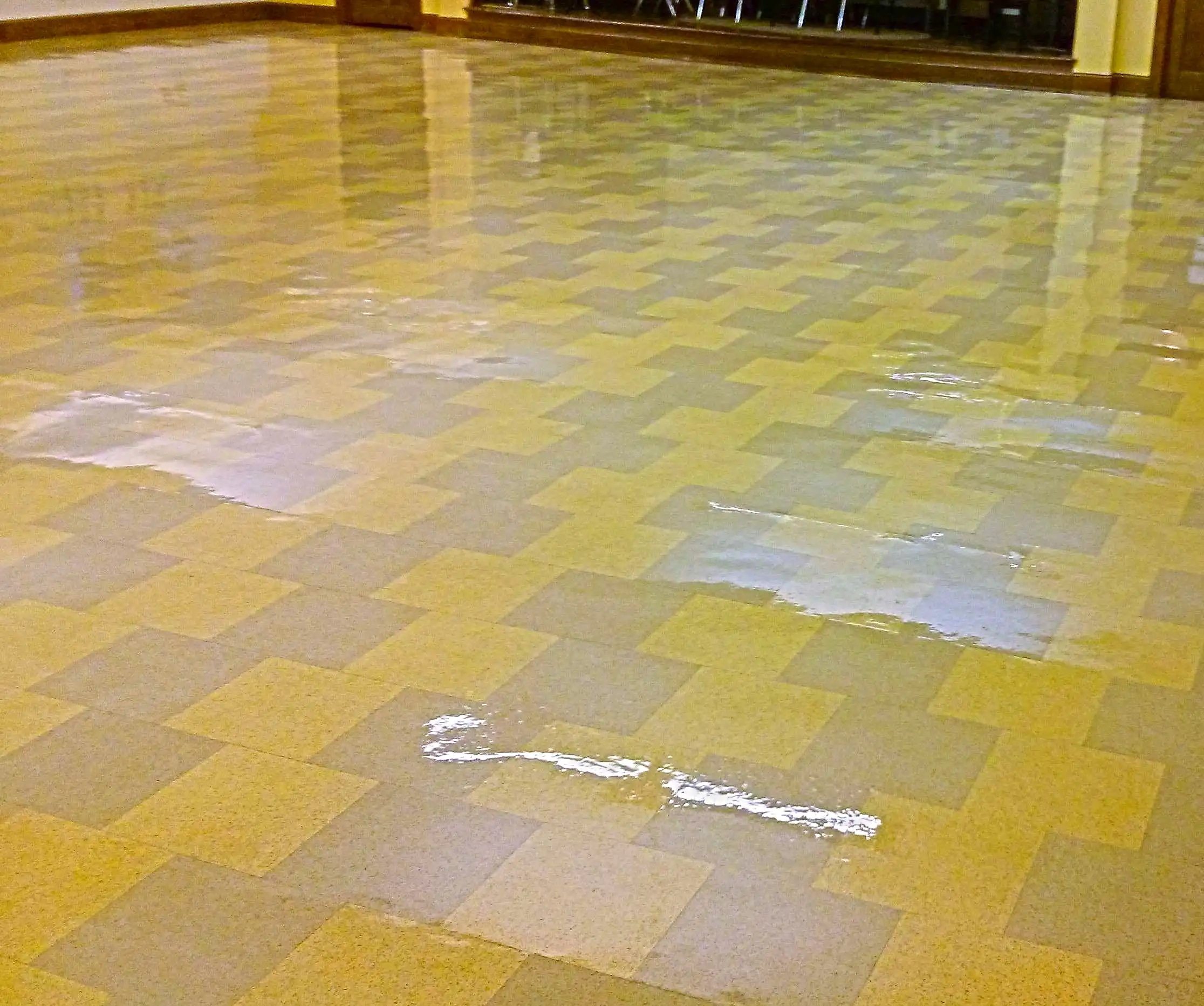 restoration-of-old-vct-floor-in-minneapolis-church
