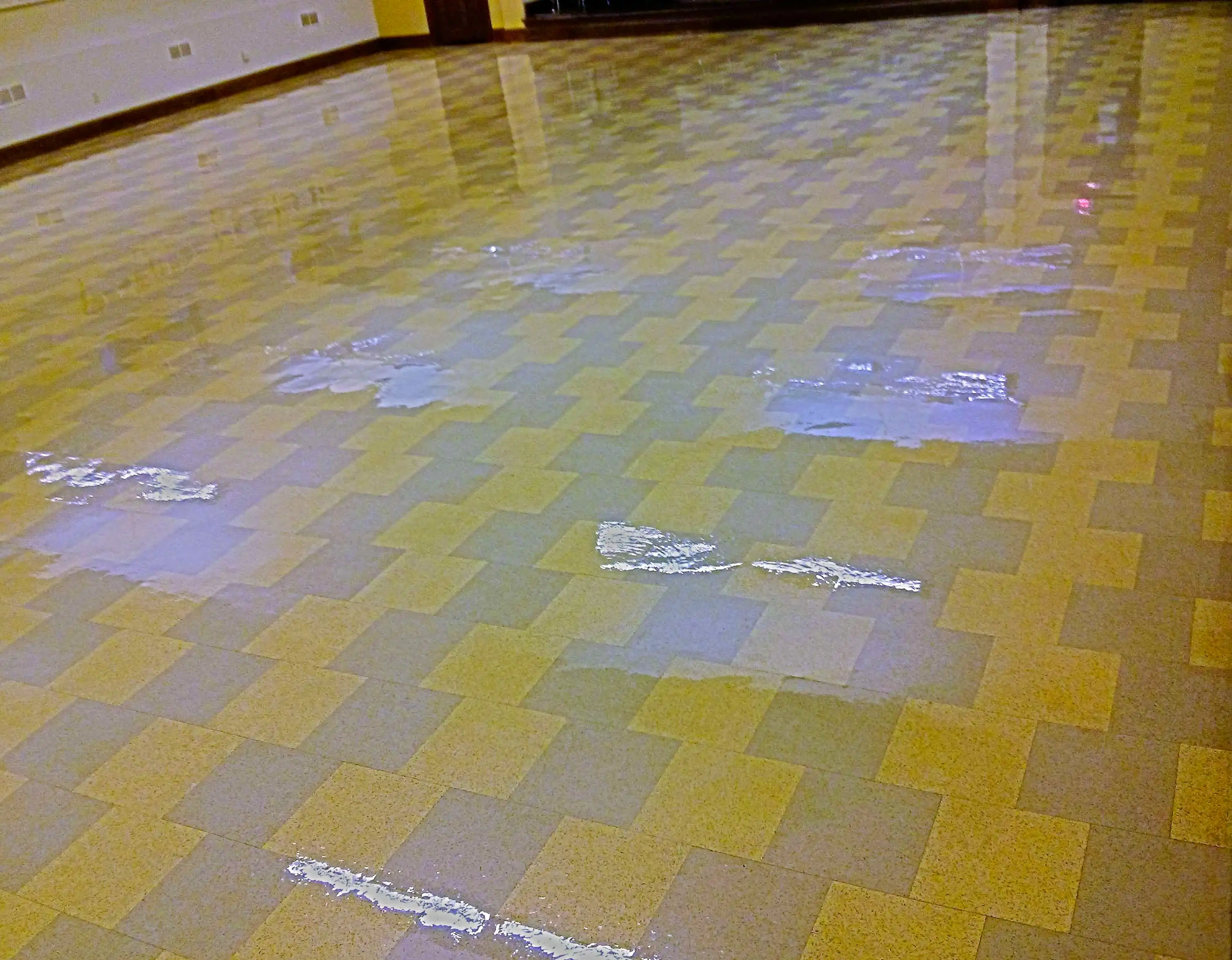 restoration-of-old-vct-floor-in-minneapolis-church